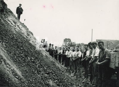 L1448 - Navvies working on a tip slope