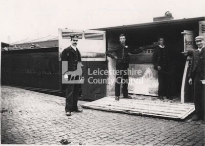 L1815 - Goods Guard and railwaymen at Leicester Horse Dock