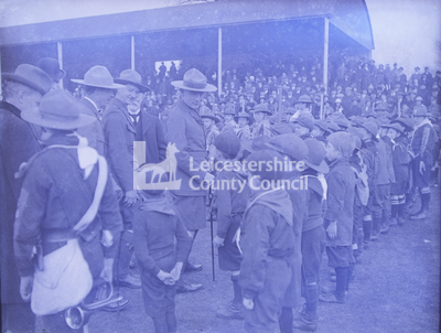 Lord Baden Powell	 Inspecting cubs, Victoria Park 1915	