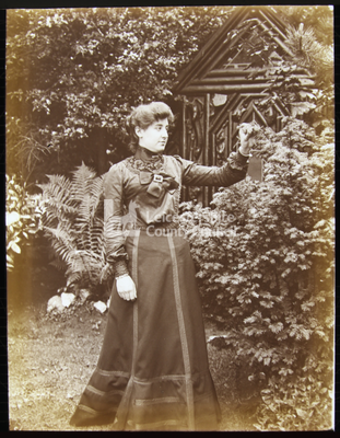 A well dressed woman in a garden	