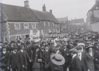 Hallaton Bottle Kicking 1911- Large crowd