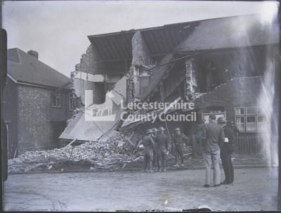 Leicester 1940: Clean-up crew around sectioned building