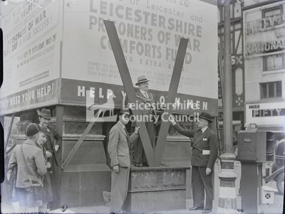 Lord Mayor of Leicester William Joseph Cort with Giant V