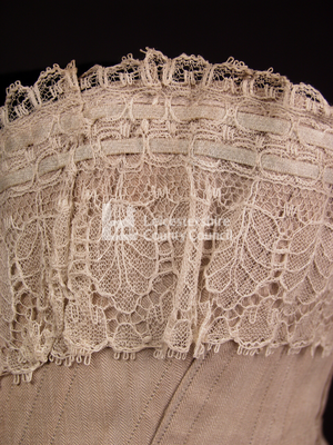 Short laced-back corset, 1910: Detail of lace