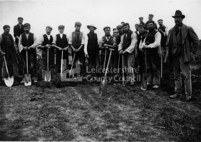 L2202 - A gang of navvies near Haddenham, Buckinghamshire