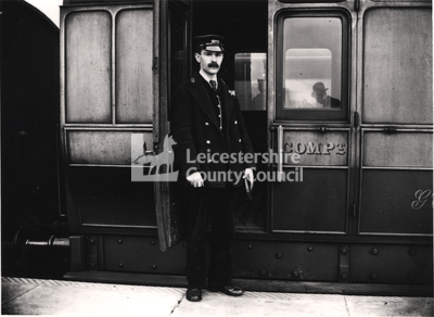 L2442 - Great Central passenger guard at Leicester