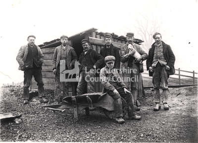 L2424 - Navvies by a hut in Leicester