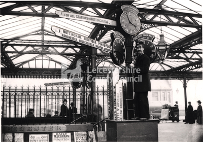 L2421 - Railwayman changing the train indicator at Leicester Central